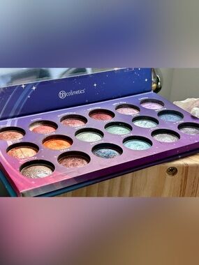 BH Cosmetics Galaxy Chic 18-Color Baked Eyeshadow Palette - Purple Pink